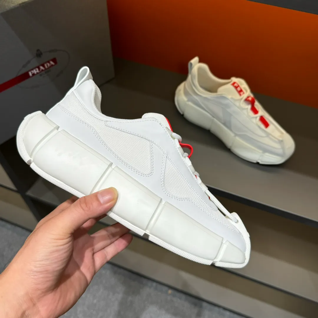 P460 PRADA/Prada men's lace-up leather casual sports shoes, the upper is made of cowhide leather and breathable mesh. It is soft, comfortable and breathable. The tongue is decorated with the PRADA brand letter logo. The thick rubber sole echoes the red label tongue. The style is fashionable and elegant. The details are carefully crafted. A casual sports shoe with a super western style and excellent breathability! Code number 38-45 (45 customized)